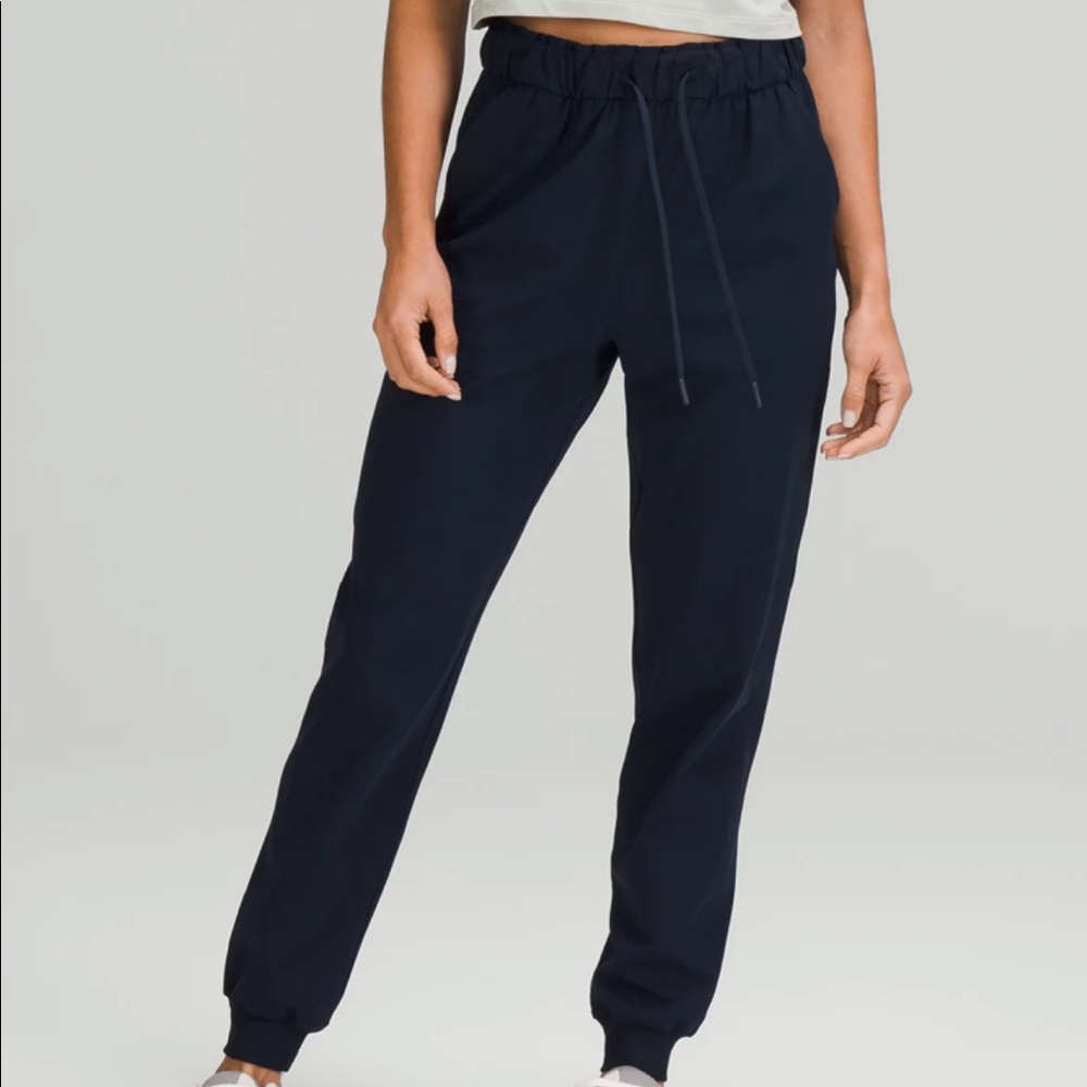 NWT Lululemon Stretch High Rise Joggers (short) in black